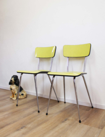 Set van 2  gele vintage stoelen. Retro formica stoeltjes - geel