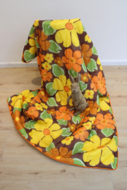 Vintage slaapzak met seventies patroon. Retro sprei in geel/bruin/oranje