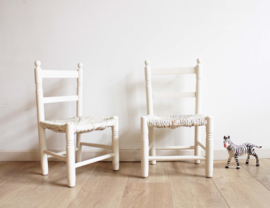 Twee vintage kinderstoeltjes met biezen zitting. Houten witte boho stoeltjes