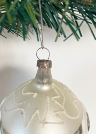 Glazen vintage kerstbal met deukjes. Antiek zilveren kerstornament