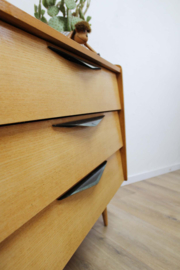 Houten vintage schoenenkast. Retro  dressoir / kast op schuine pootjes