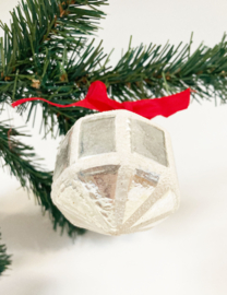 Glazen vintage kerstbal - lampion met rood lint.  Antiek zilveren kerstornament