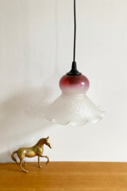 Glazen vintage lamp met bloemen. Vintage hanglamp van glas.