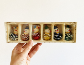 Doosje met vintage kerst clowns. Retro kerstdecoratie