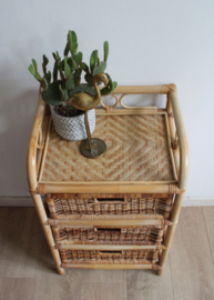Rotan vintage kastje met 3 lades. Boho nachtkastje / retro ladekast