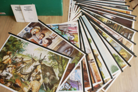 Groene vintage koffer met 18 geschiedenis schoolplaten. Retro lesmateriaal, met boekjes over de Nederlandse geschiedenis