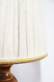 Grote houten vintage tafellamp met crèmekleurige kap. Retro lamp