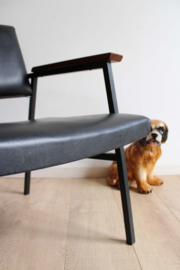 Zwarte vintage fauteuil. Retro design lounge chair.