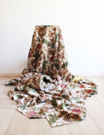 Set lange vintage overgordijnen. Twee retro gordijnen met bloemen