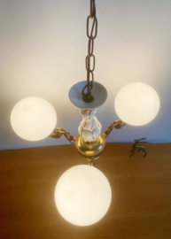 Goudkleurige vintage hanglamp met witte bollen. Romantische kroonluchter