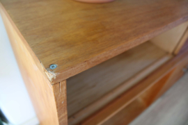 Houten vintage sideboard.  Retro dressoir / kast