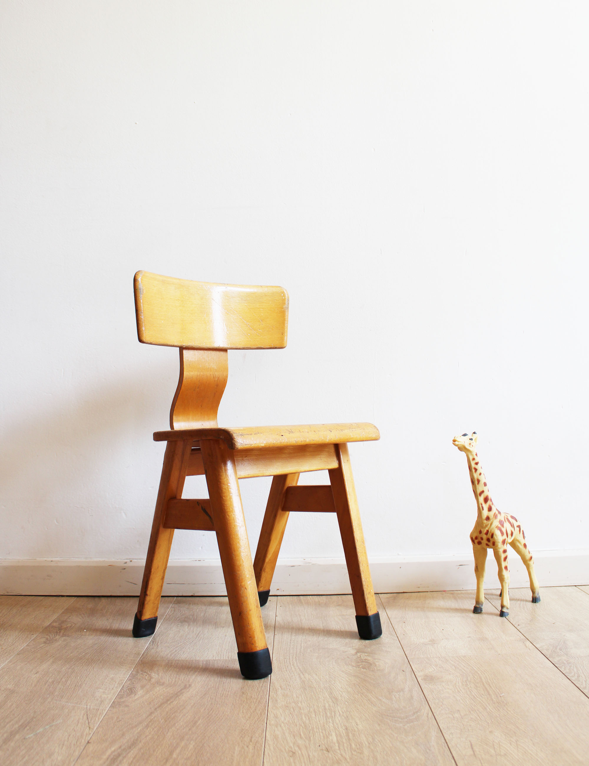 Houten vintage schoolstoeltje. Retro kleuter / peuter stoel - Schilte?