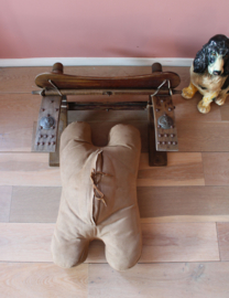 Vintage kamelenzadel kruk met bruin kussen. Houten Boho voetenbankje