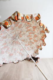 Grote vintage parasol met bloemen. Retro zonnescherm uit de jaren 70.