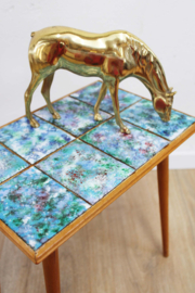 Houten vintage tafeltje met blauwe tegels. Retro plantentafel