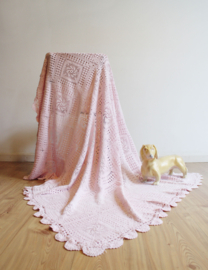 Roze gehaakte vintage sprei. Handgemaakte romantische lapjes deken