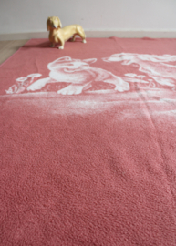 Roze vintage deken met poes en hondje.  Retro sprei van dralon