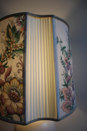 Vintage vaaslamp met prachtige kap. Keramieken lamp met roze bloemen.