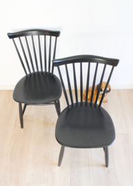 2 Scandinavische vintage spijlenstoelen. Zwarte houten retro stoelen, Hagafors?
