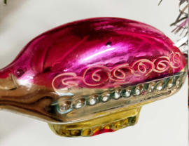 Kleurrijke vintage kerstbal - zeppelin.  Antieke kerstversiering - luchtschip