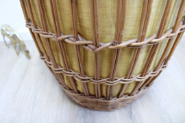 Vintage rotan mand met deksel. Rieten retro wasmand