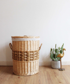 Vintage rotan mand van rotan. Retro rieten mand met deksel.