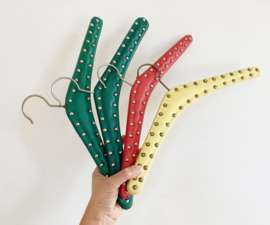 4 vintage kledinghangers, skai leer. Set retro kleerhangers / kapstokjes
