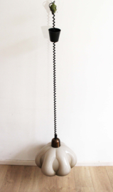 Toffe vintage lamp met kunststof kap. Retro design hanglamp