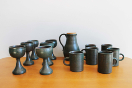 13 - delige set stenen vintage bekers , karaf en wijnglazen. Aardewerk vintage servies