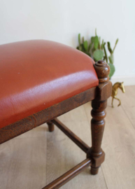 Eiken voetenbankje met skai leer. Houten vintage krukje / bankje
