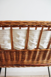 Prachtige rotan vintage wieg. Rieten boho bedje met hemeltje