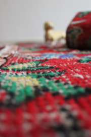Oosterse rode vintage loper. Lang Boho tapijt / vloerkleed met bloemen