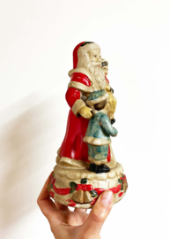 Vintage kerstmannen beeldje met kinderen. Keramieken retro Santa Clause