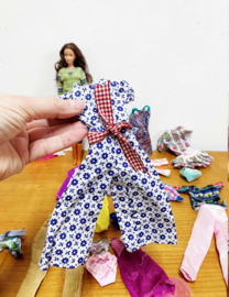 Vintage Barbiepop met extra kleertjes. Retro speelgoed pop met kleding