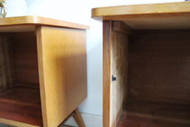 Set vintage nachtkastjes. Houten Mid Century retro kastjes