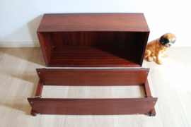 Houten vintage wandrek met metalen dragers. Retro design planken + kast