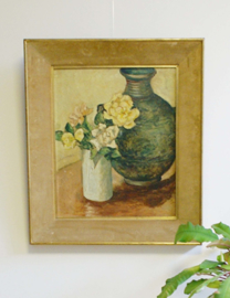 Sfeervol bloemstilleven op paneel. Origineel schilderij in vintage lijst.
