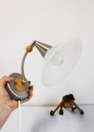 Vintage Steinhauer wandlamp met houten details. Retro lampje