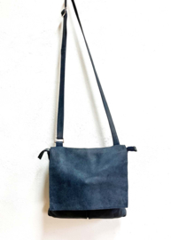 Blauwe leren schoudertas met een omslagflap. Italiaanse lederen crossbody tas