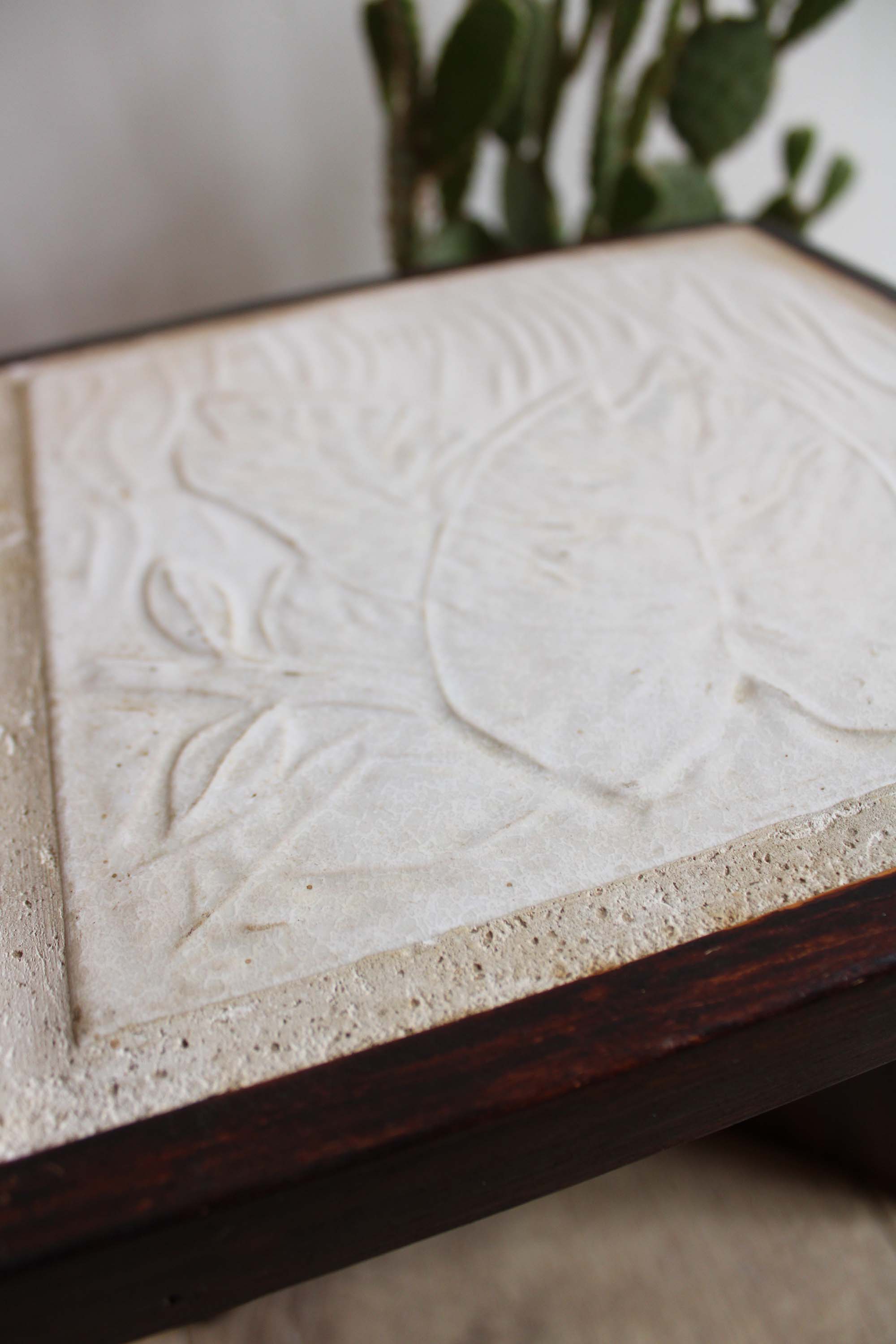 Klein vintage tafeltje met tegel. Retro plantentafel / bijzettafeltje