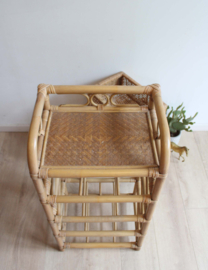 Rotan vintage kastje met 4 lades. Hoog Boho nachtkastje / ladekast