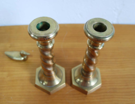 Twee goudkleurige vintage kandelaars. Twee messing kaarsenhouders