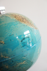Globe met verlichting en gradenboog. Retro wereldbol