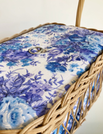 Rotan vintage naaimand met bloemetjes stof. Retro mand /doos/ kistje.