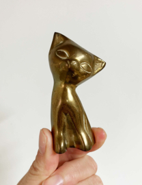 Klein vintage messing poesje.  Goudkleurige katten beeldje