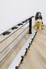 Brede vintage kapstok van metaal. Retro  design wandkapstok