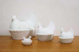 Set melkglazen kippen schalen. Vier wit glazen bakjes - kip-op-nest / Hen-on-nest