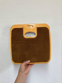 Oranje vintage weegschaal met bruine pluche stof. Retro personenweegschaal