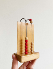 Kleine houten abacus met 40 kralen. Retro telraam / rekenmachine