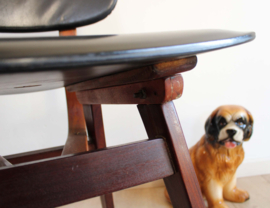 2 houten vintage stoelen met skai leer. Mid Century retro eetkamerstoel